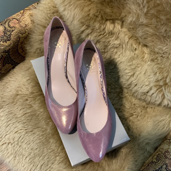 Opalescent mauve platform leather Vince Camuto pumps. NWOT. Size 7 1/2 M. - Picture 3 of 8